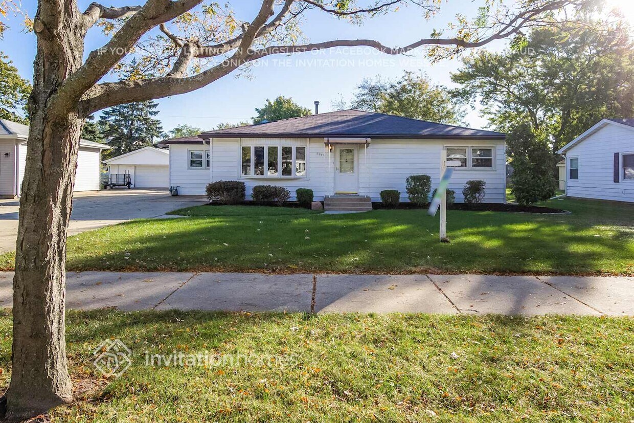 Foto principal - 8841 Merrimac Ave