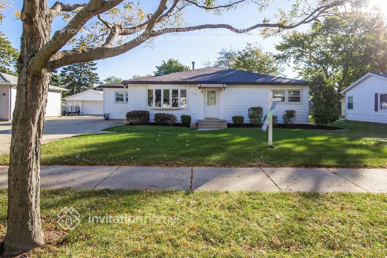 Primary Photo - 8841 Merrimac Ave