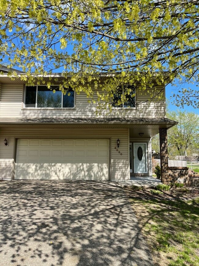 Building Photo - Beautiful, Updated 3Bed+Office/Den, 2Bath Twinhome in Plymouth- Available Now!