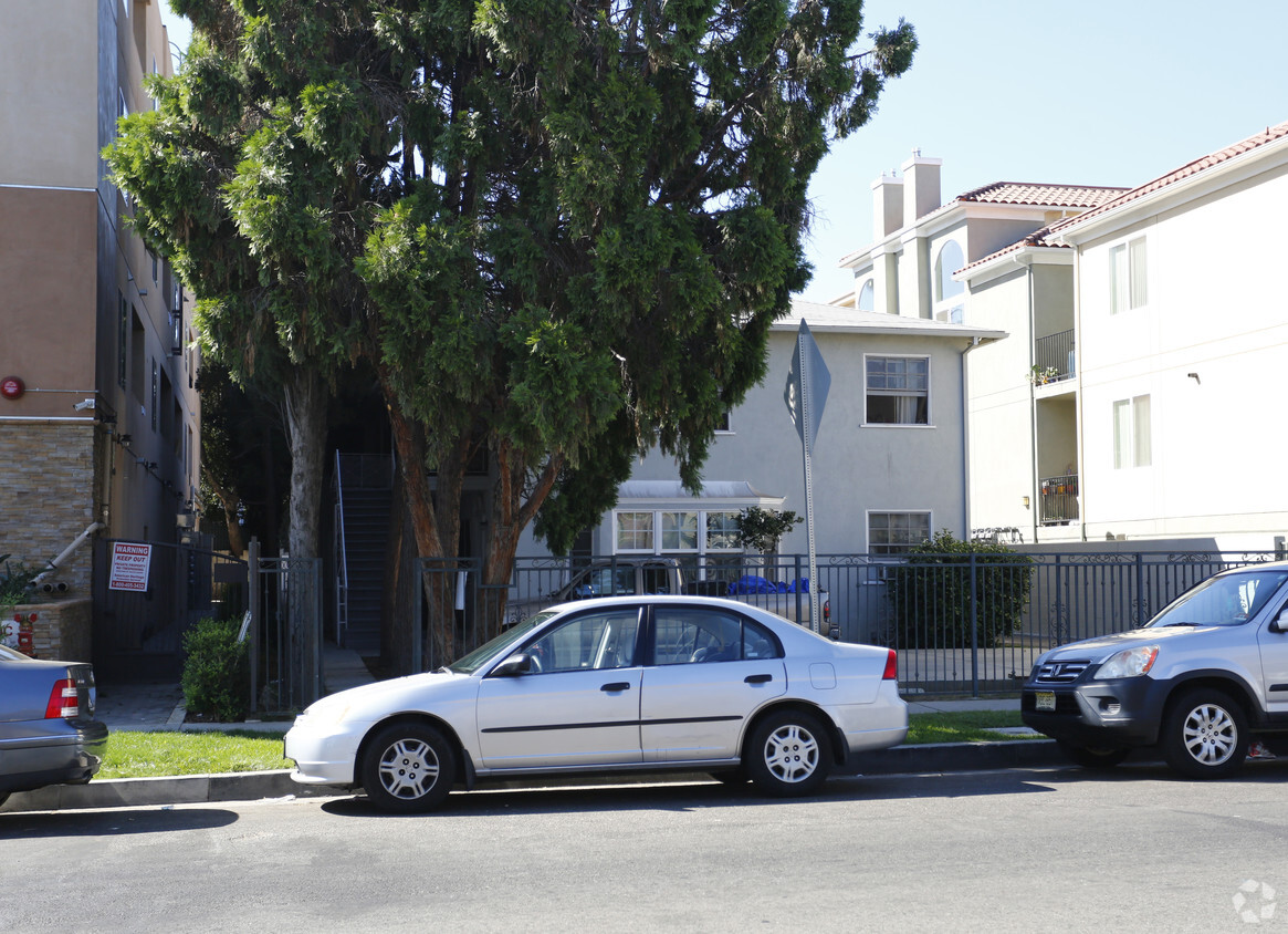 Building - 14622 Sylvan St