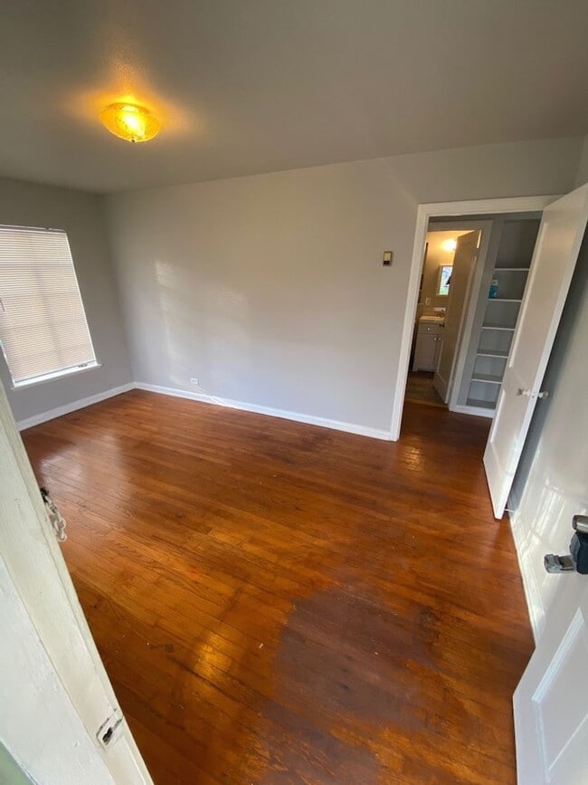 Foto del edificio - Updated Bungalow!