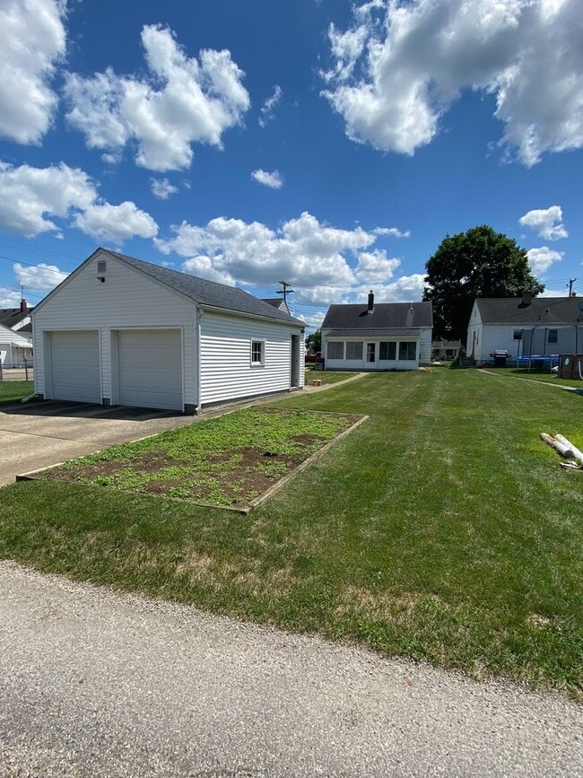 Building Photo - 2 bedroom and 2 bath house for rent