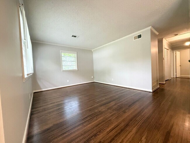 Building Photo - 9115 Oak Grove Ln
