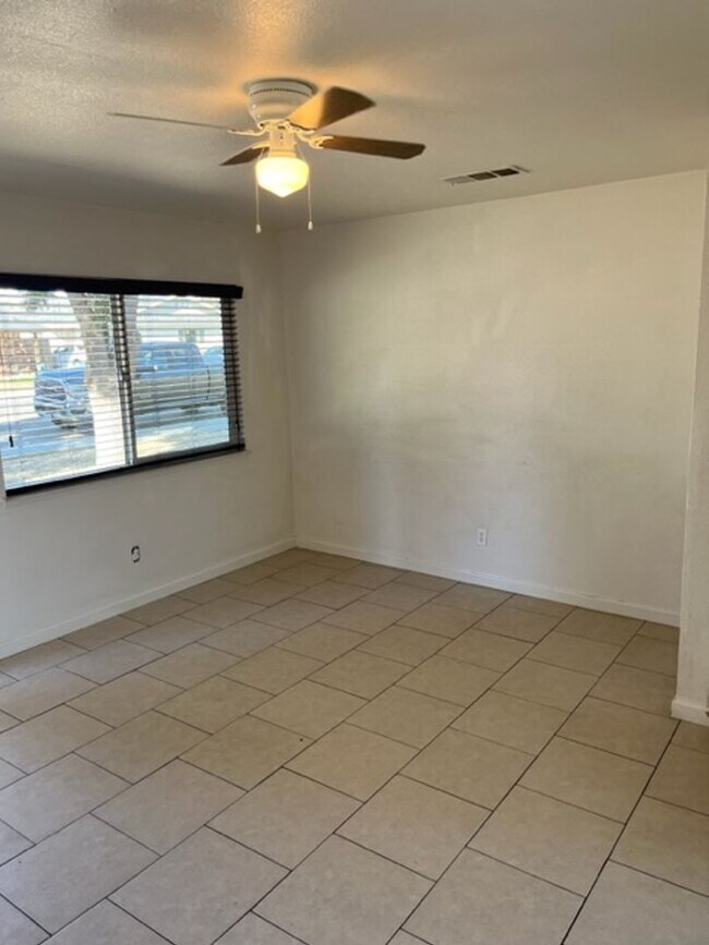 60 Locust St Unit Mason Mathews, Lemoore, CA 93245 Room for Rent in
