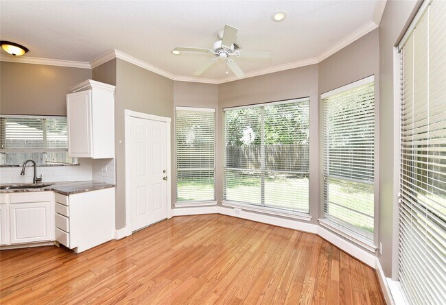 Foto del edificio - 5830 Hornwood Dr