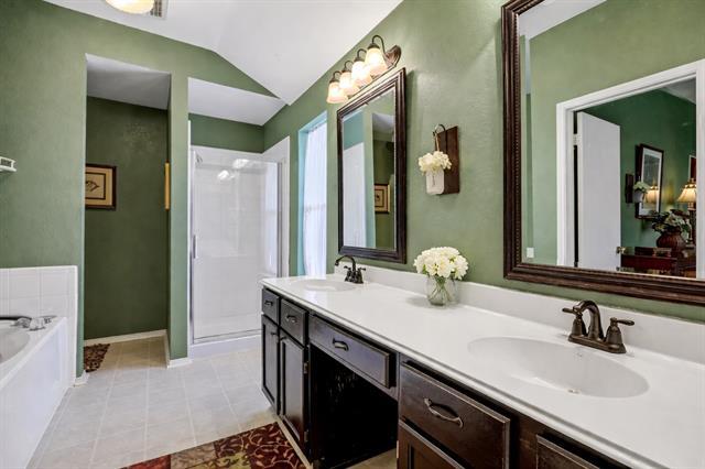 Foto del edificio - 325 Stately Oak Ln