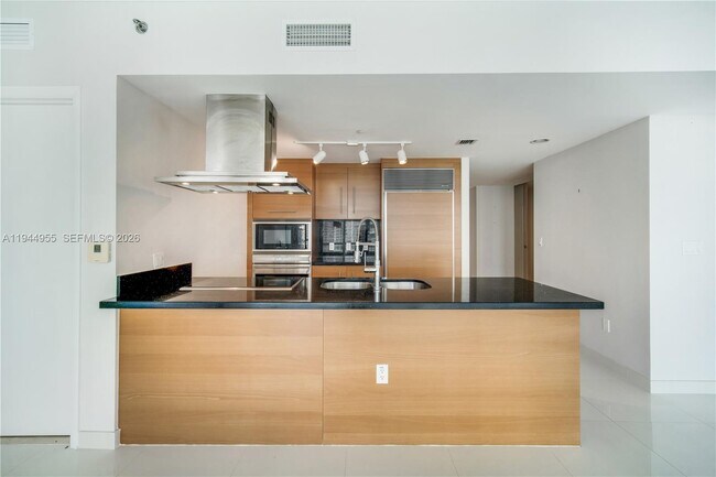 Building Photo - 495 Brickell Ave