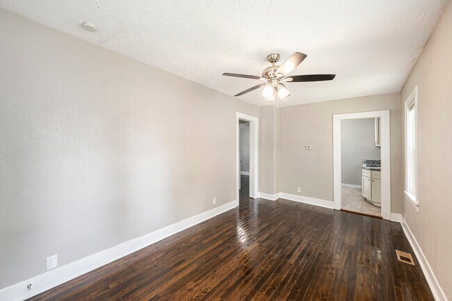 Foto del edificio - 1119 N Spring St
