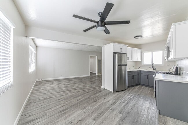 Building Photo - 125 E Spring St