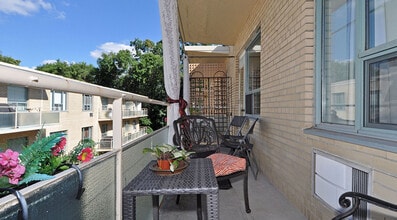 Building Photo - 90 Heath St W