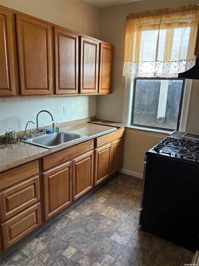 161 Tulip Ave Unit A, Floral Park, NY 11001 Room for Rent in Floral