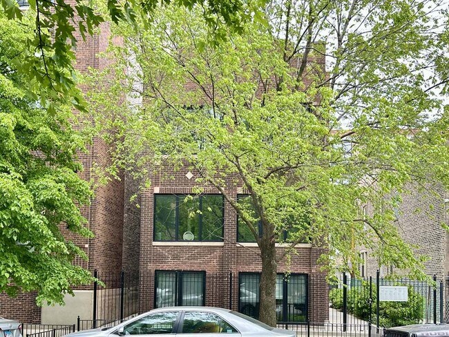 Building Photo - 1933 N Fairfield Ave
