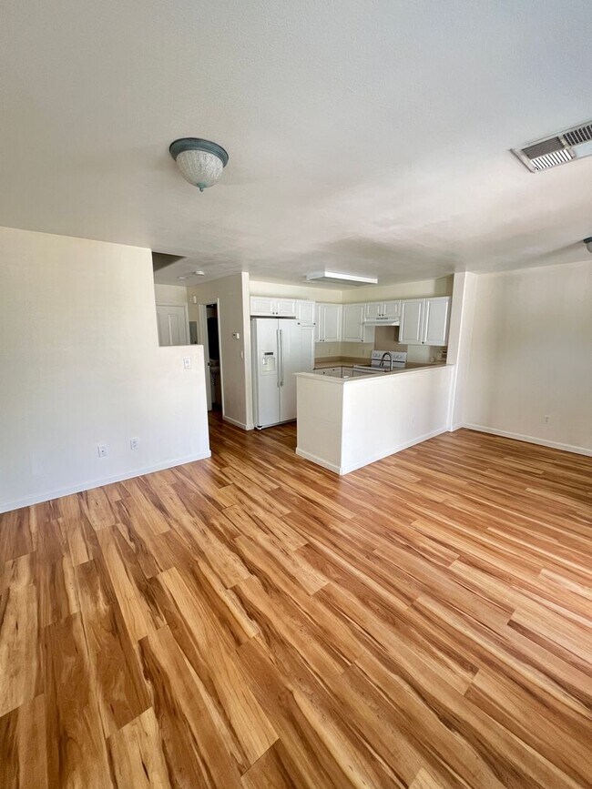 Foto del edificio - Spinnaker Townhouse $3250.00! 2 Story 3bd ...