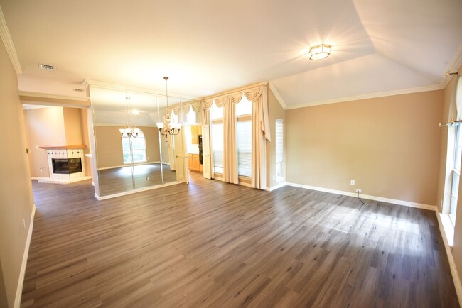 Building Photo - 4 Bedroom home for rent with vaulted ceili...