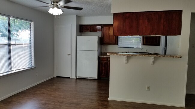 Cocina con barra de desayuno - 7632 John T White Rd