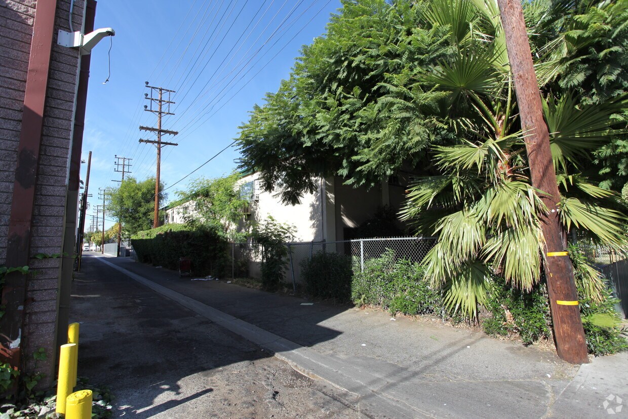 Building Photo - 7229 Variel Ave