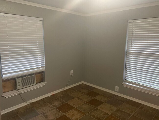 Building Photo - 104 Kenwood Ln