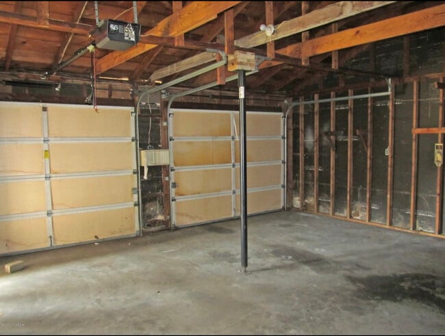 Clean Garage, Huge - 1051 Tennessee Ave