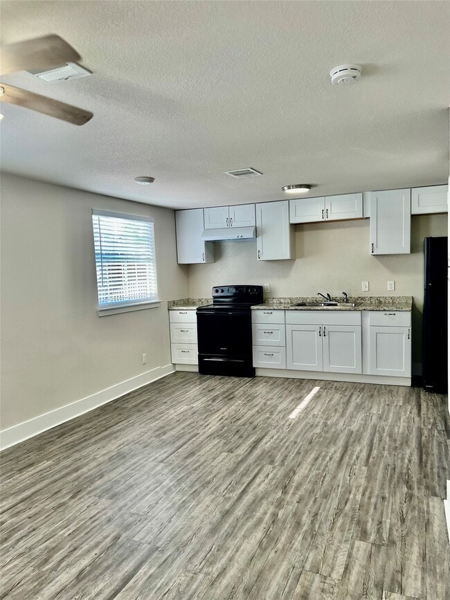 Building Photo - 21415 Russell Dr