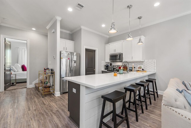 Building Photo - 304 Redmond Dr
