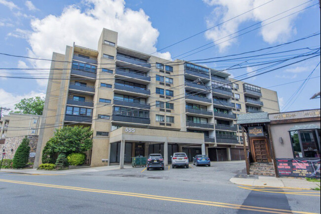 Building Photo - 555 Gorge Rd