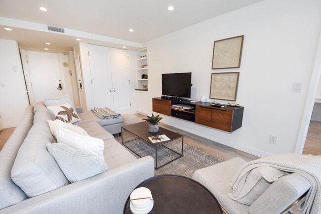 Foto del edificio - 1720 Avenida Del Mundo