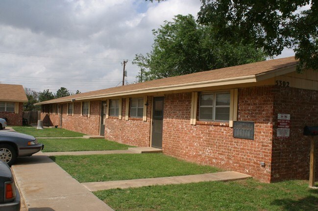 Building Photo - Red Oak Apartments