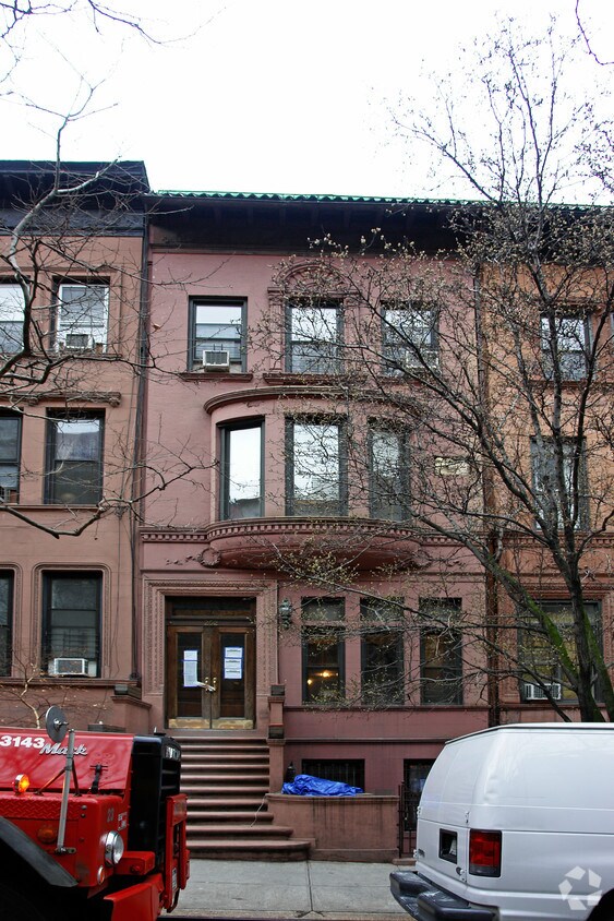 Building Photo - 252 W 71st St