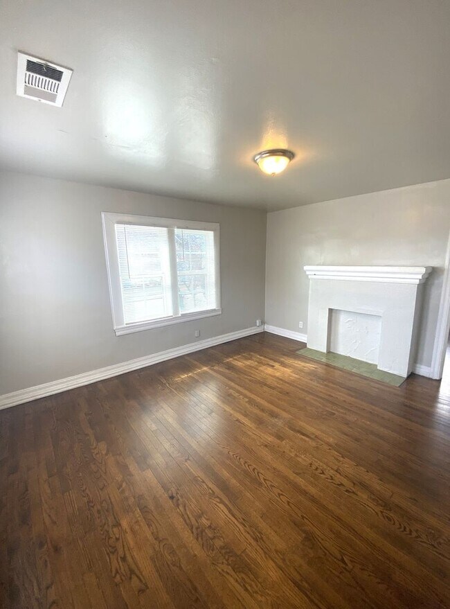 Foto del edificio - Upstairs 1 bed 1 bath in Linwood Place Addition
