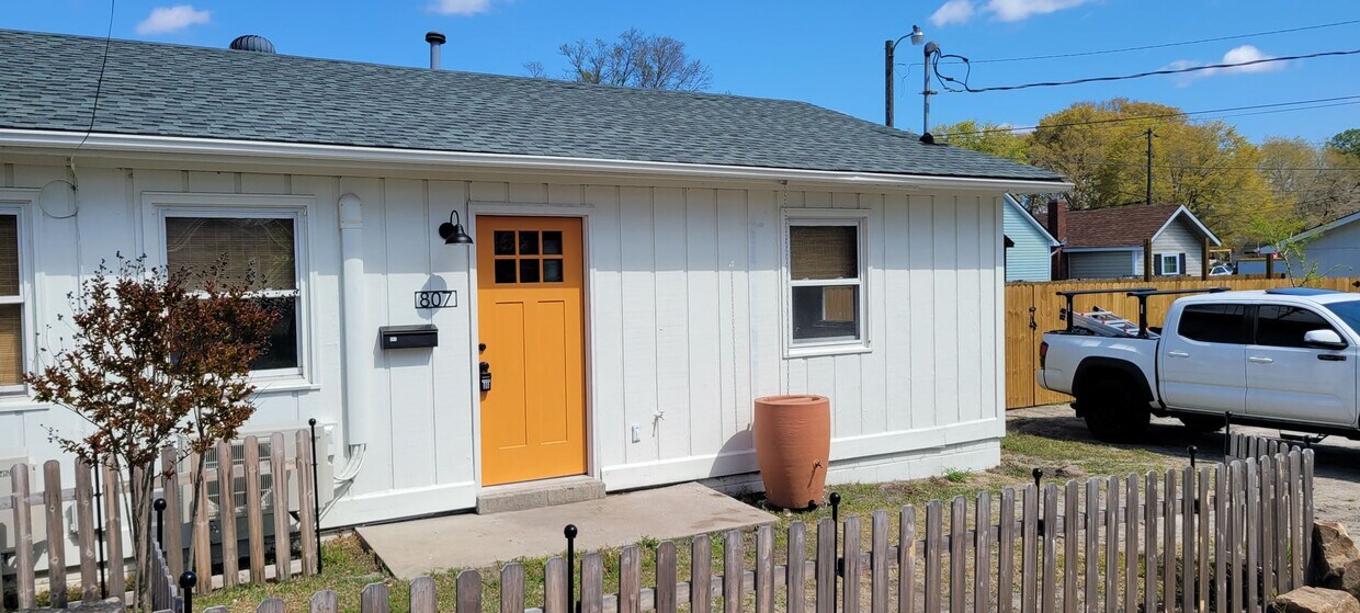 Primary Photo - 2BD/1BA - COMPLETELY REMODELED DUPLEXES DO...