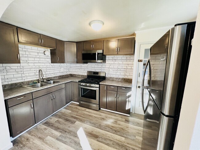 Foto del edificio - 7951 Elmont Rd