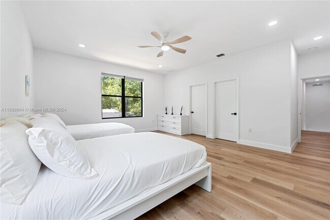 Building Photo - 5513 NW 5th Ave