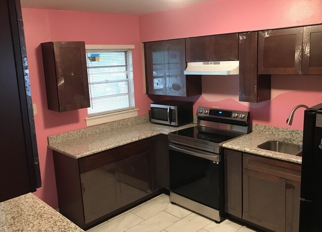 Building Photo - 944 Geranium St