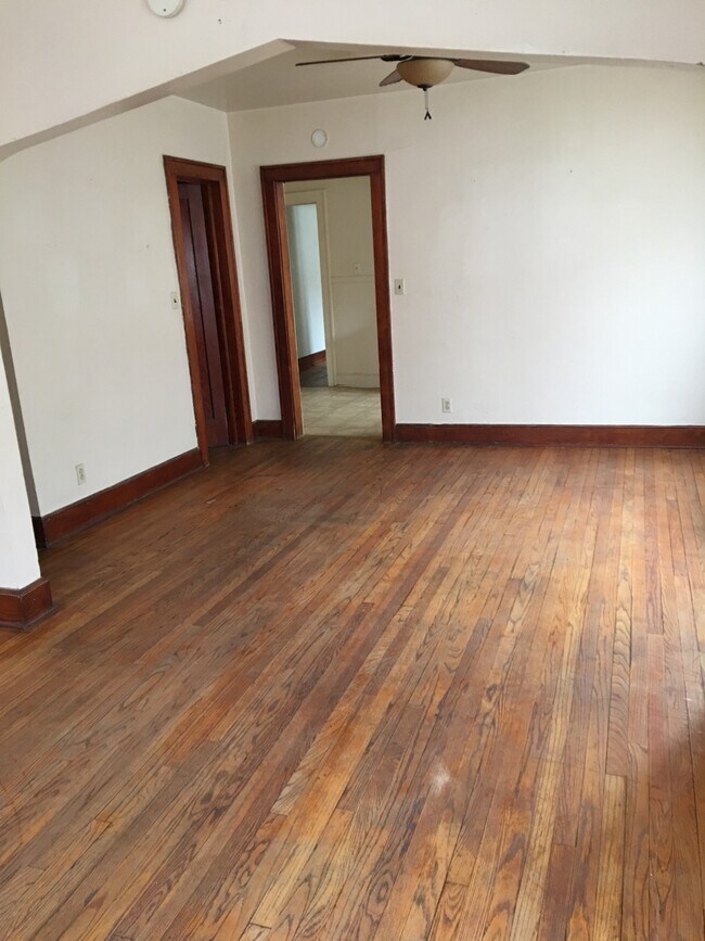 Building Photo - 742 Riverside Dr