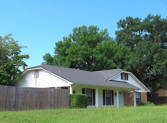 Building Photo - Lawn Care Included! Lovely 3 Bedroom, 2 Ba...