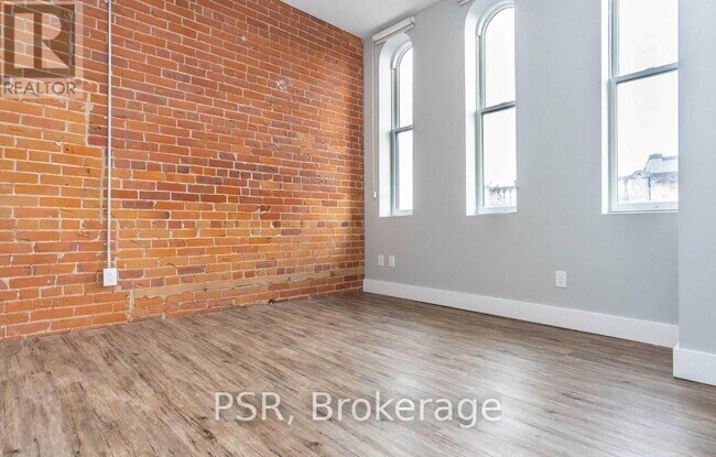 Photo du bâtiment - 2870 Dundas St W