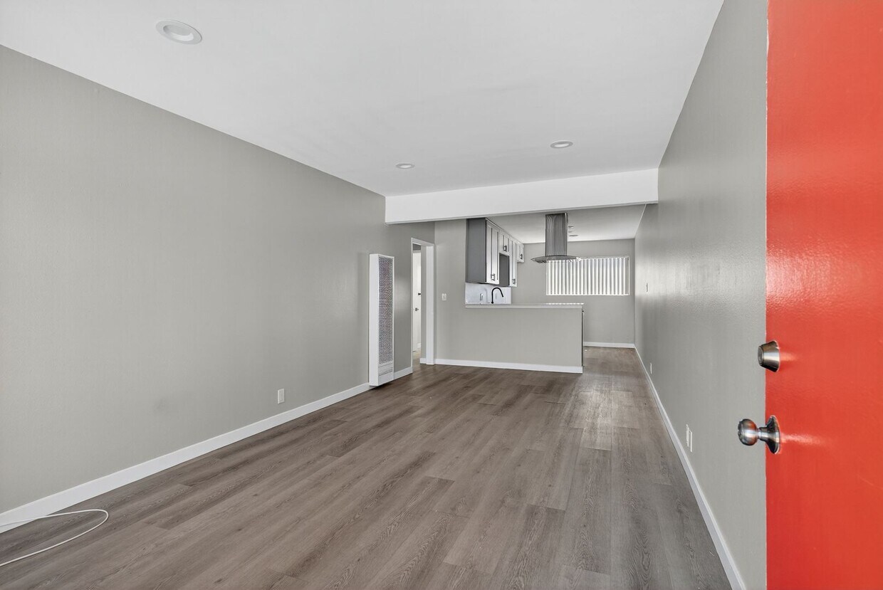 Foto principal - 10442 Lampson Ave