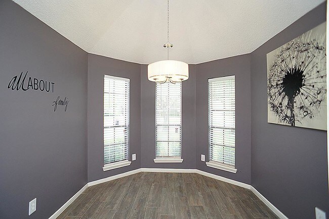 Building Photo - 4631 Sunshine Dr