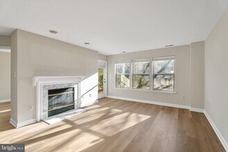 Building Photo - 3321 Sir Thomas Dr