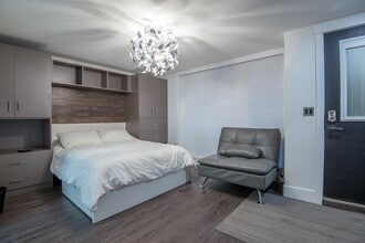 Building Photo - 1174A Spadina Crescent E