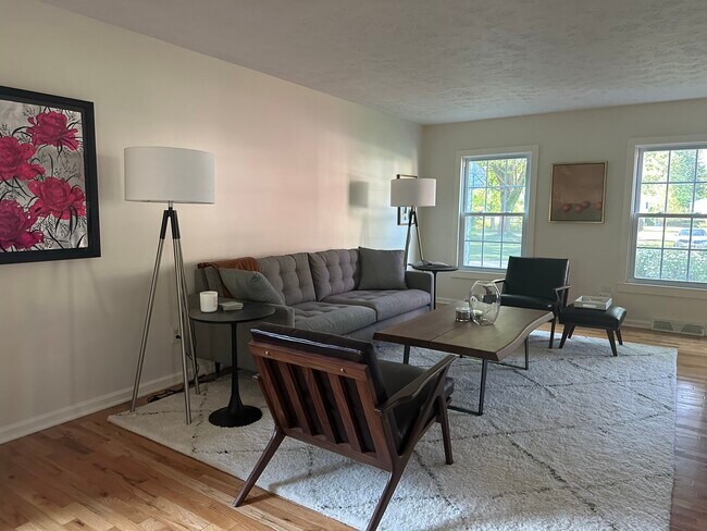 Foto del edificio - 1585 Greenleaf Cir