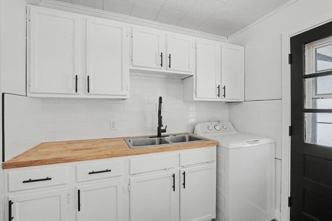 Building Photo - 4601 Curundu Ave