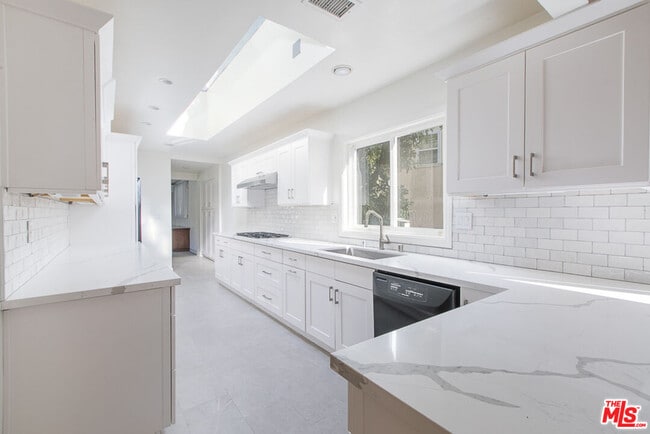Foto del edificio - 1628 Benedict Canyon Drive