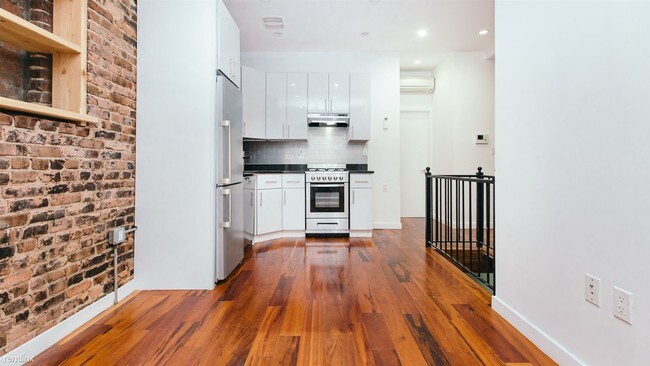 Building Photo - 4 br, 1.5 bath Apartment - 3 Quincy St Apt 1B