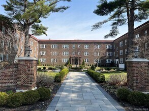 Building Photo - 180 Hilton Ave