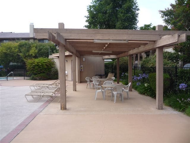 Building Photo - Spacious Updated Bonita Condo