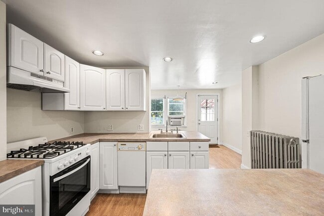 Building Photo - 4840 Ogle St