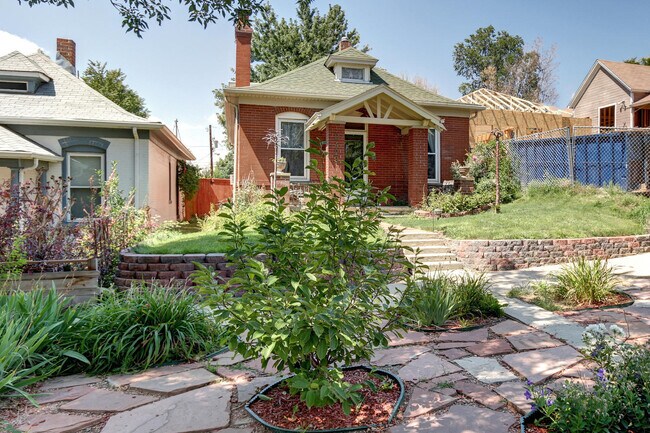 Foto del edificio - Bungalow in Desirable Highlands! Location Matters!