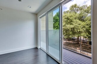 Building Photo - 604 N Bluff Dr