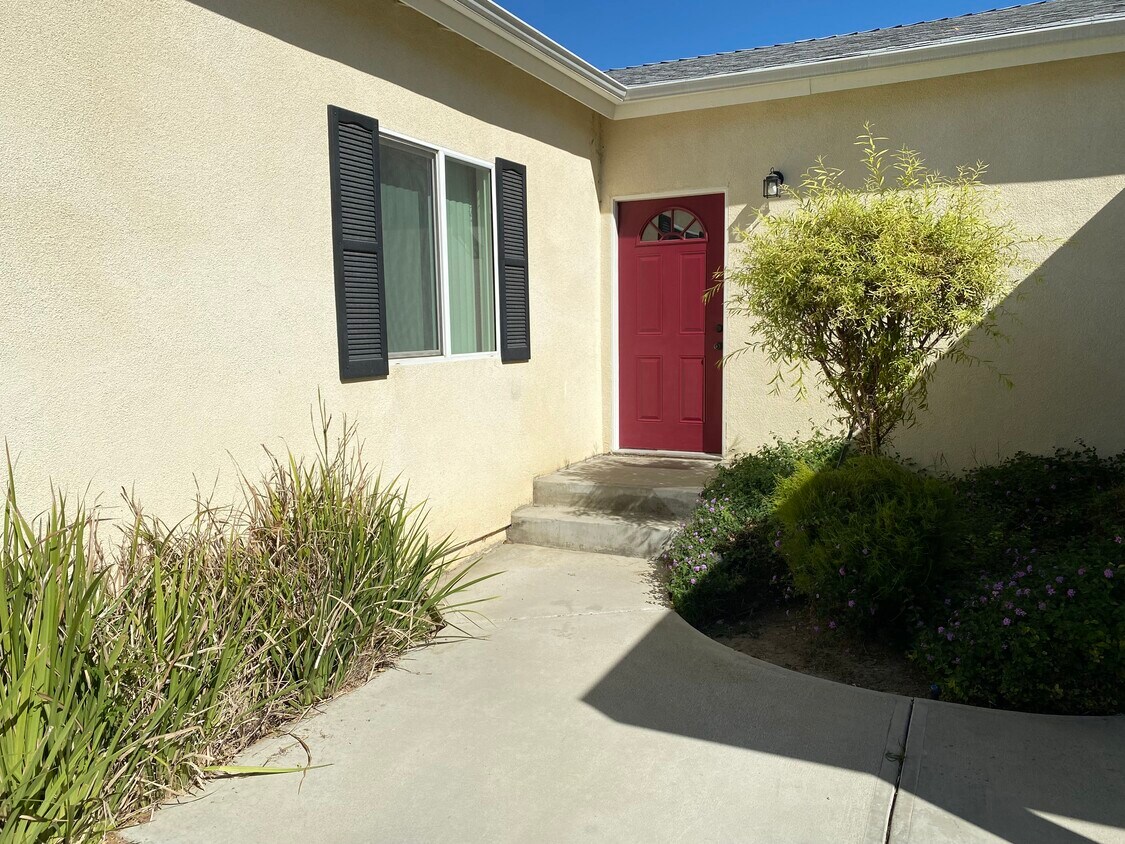 Foto principal - 8754 Darby Ave